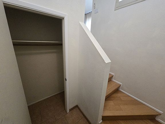 4th image of 925 N College Ave