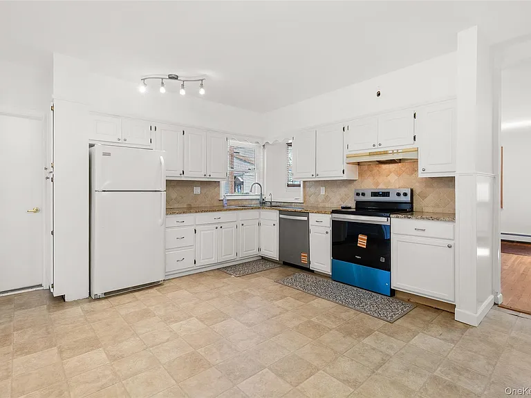 217 Greeley Ave — Photo 2