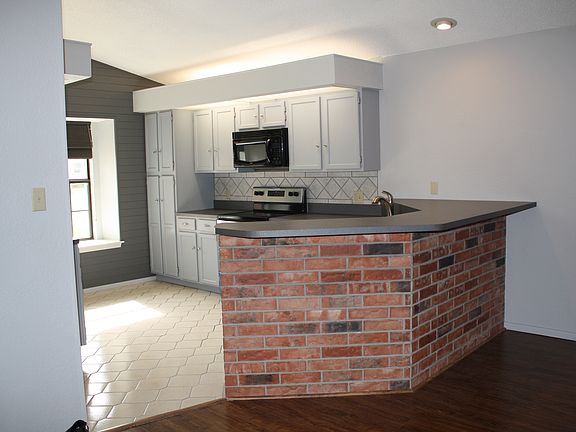 3rd image of 746 Briarbend Dr