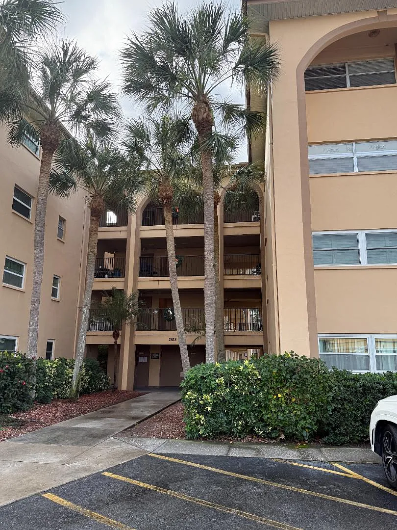2525 W Bay Dr - 2525 W Bay A25 — Photo 2