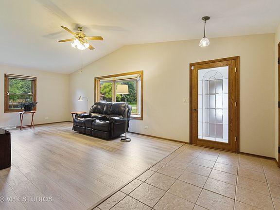 4th image of 609 Meadow Ct