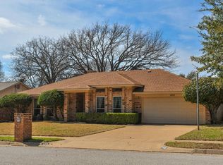 410 Evans Dr, Euless, TX 76040