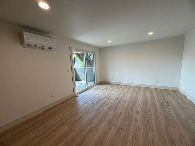 218 W Nevada St — Photo 34