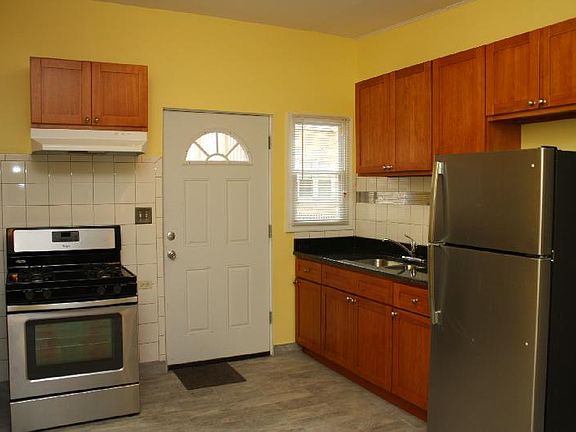 2nd image of 1621 W Greenleaf Ave #1