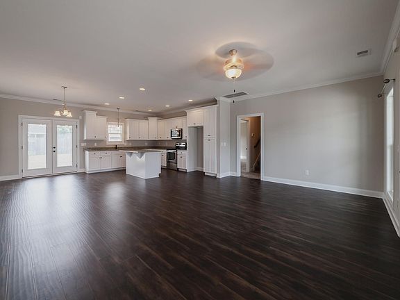 3rd image of 637 Laurel Ln
