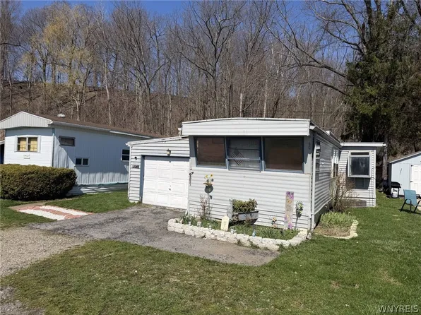 2040 Hemstreet Rd, East Aurora, NY 14052