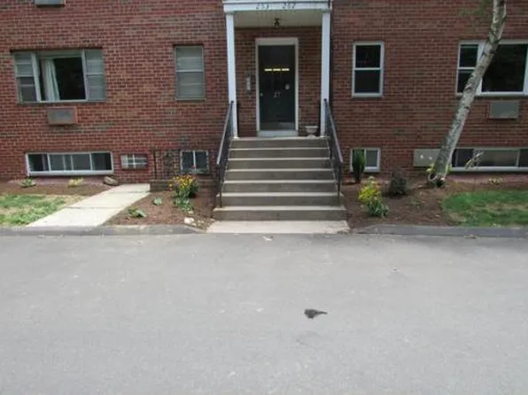 253 Regency Park Dr, Agawam, MA 01001
