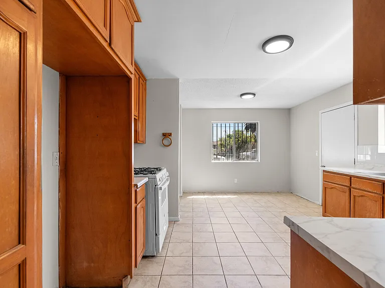 207 E Flora St #207 — Photo 37