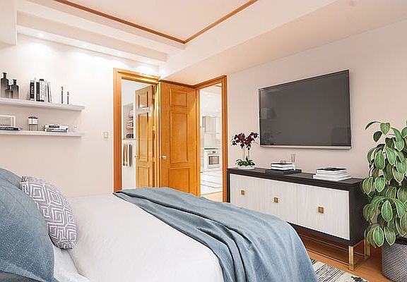 3rd image of 145 W 58th St #3H