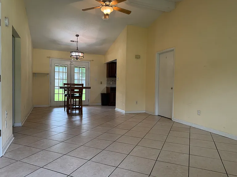 403 Meadowbrook Dr — Photo 2