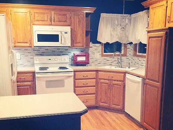 3rd image of 605 SE Alger Dr