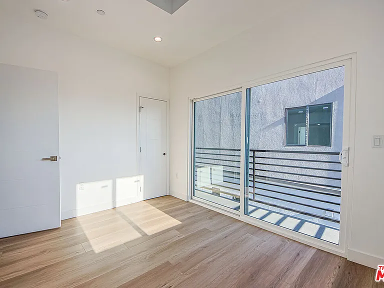 11443 1/2 Hatteras St — Photo 19
