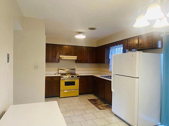 3rd image of 215 Ash Hollow Dr