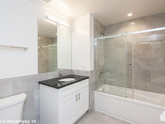 4th image of 3835 N Broadway St #521