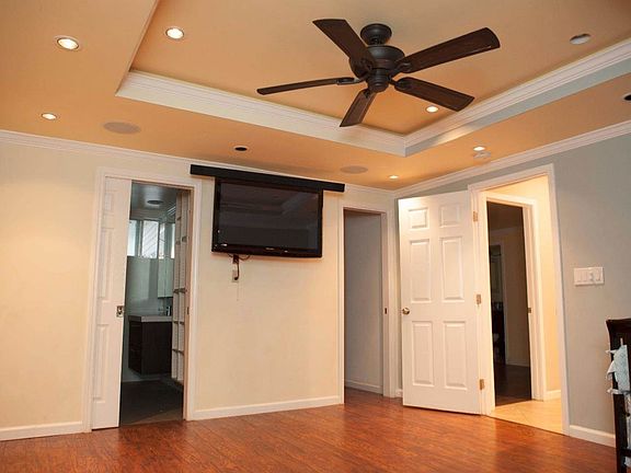 2nd image of 467 Los Encinos Ave #467