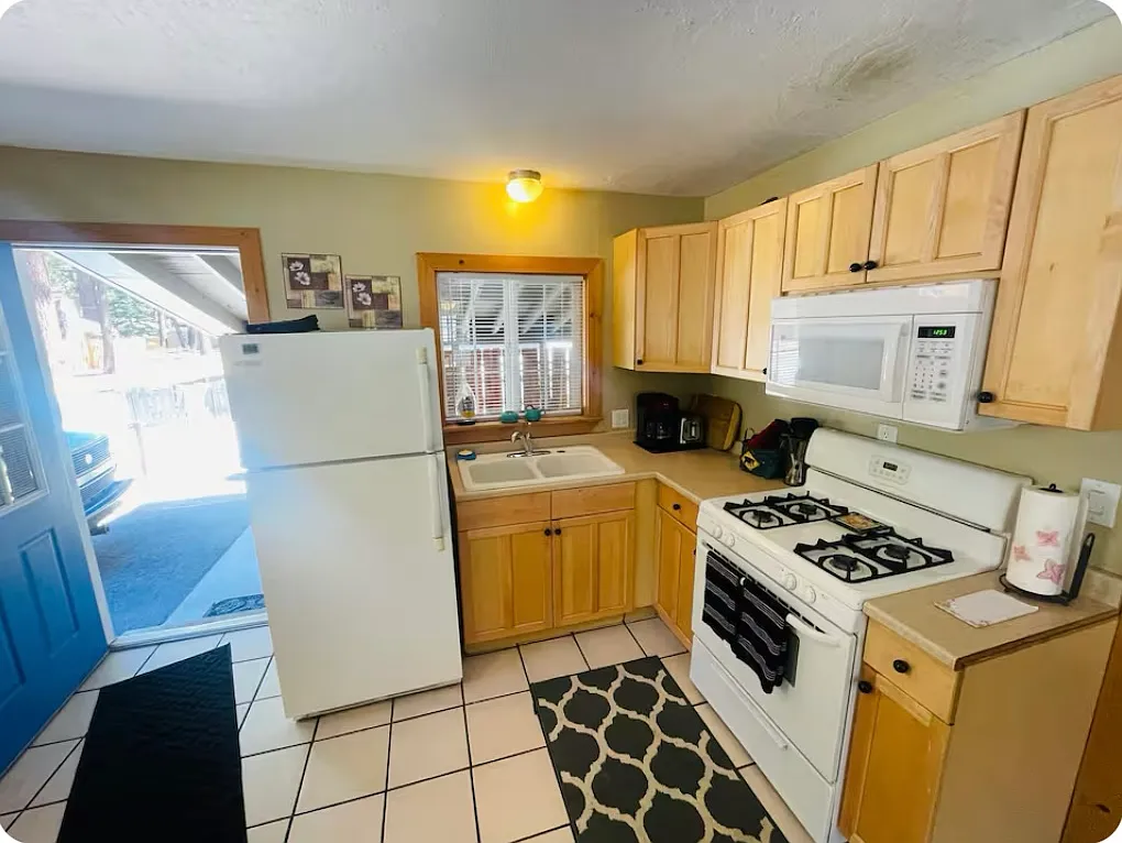 Studio, 450 sqft, $2,300 — Photo 2