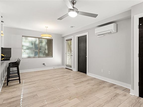 4th image of 2309 Pruett St APT A