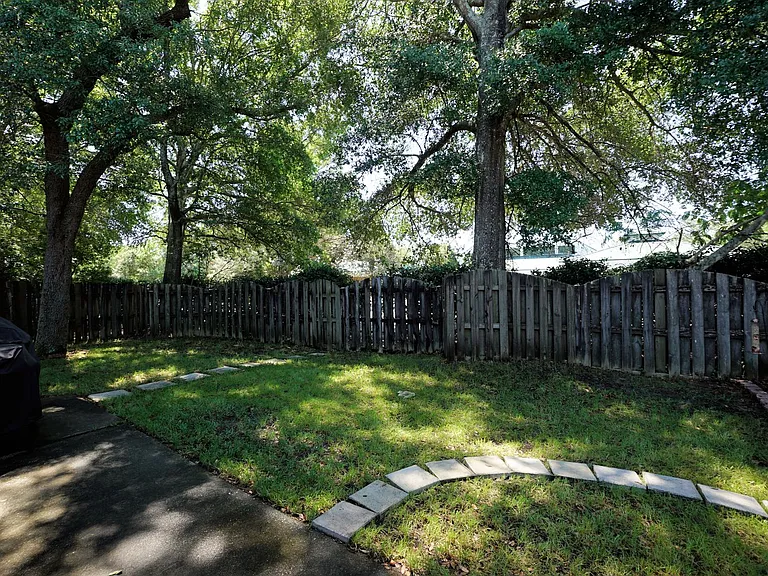 4496 Parkwood Ln W — Photo 30