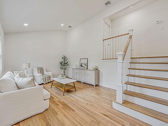 4th image of 29 Edgewater Avenue
