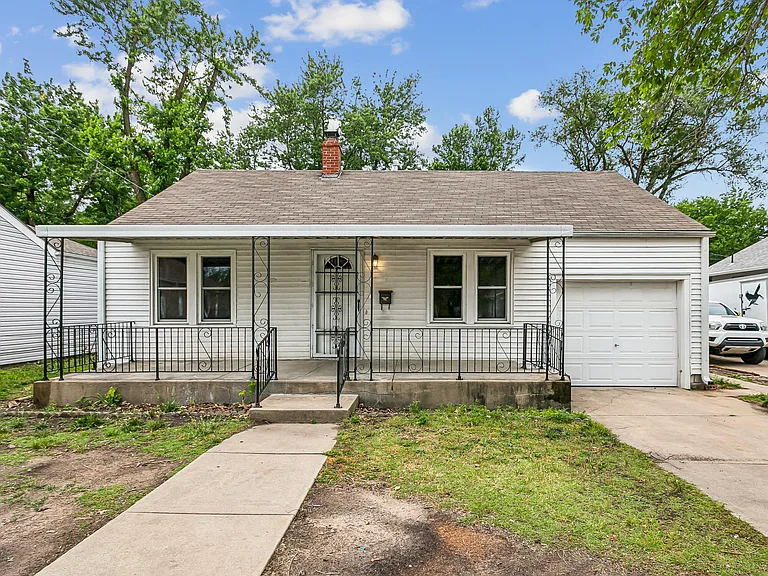 229 S Edwards St — Photo 1