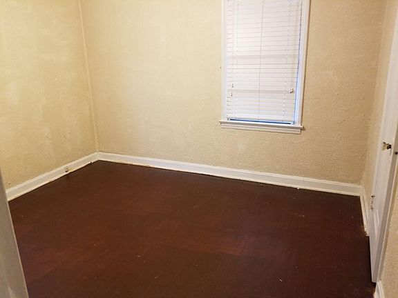 3rd image of 835 E Lucius Ave
