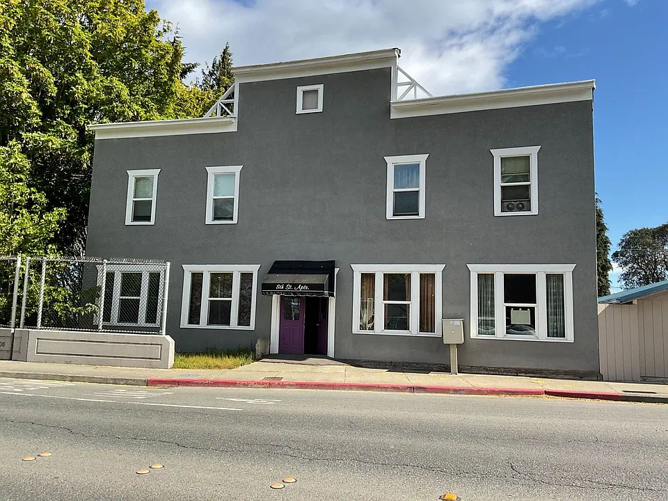 615 W 8th St