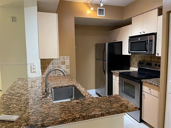 5th image of 2469 Centergate Dr APT 102