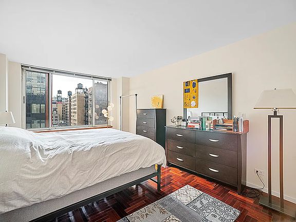 4th image of 2373 Broadway APT 1032