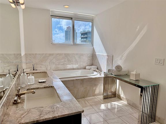 5th image of 50 S Pointe Dr Unit Loft4