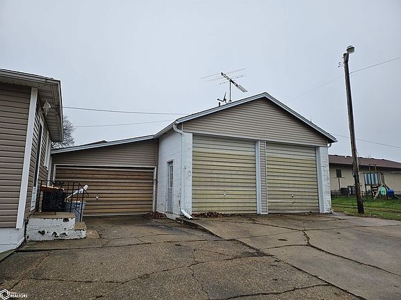 2nd image of 909 3rd Ave E
