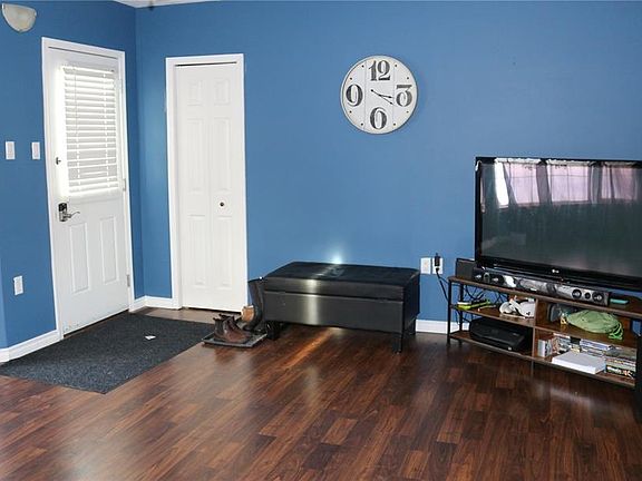 3rd image of 209 Pelly STREET