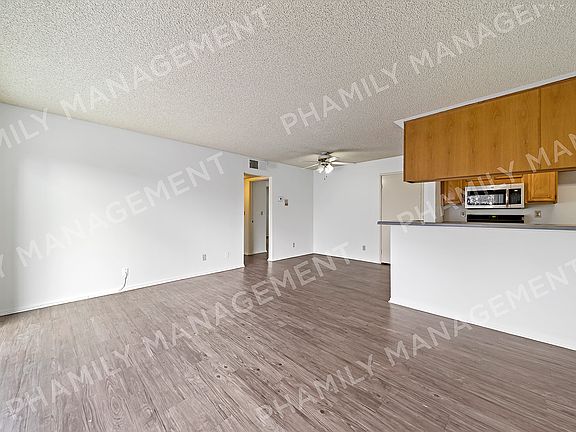 3rd image of 12701 Moorpark St APT 103