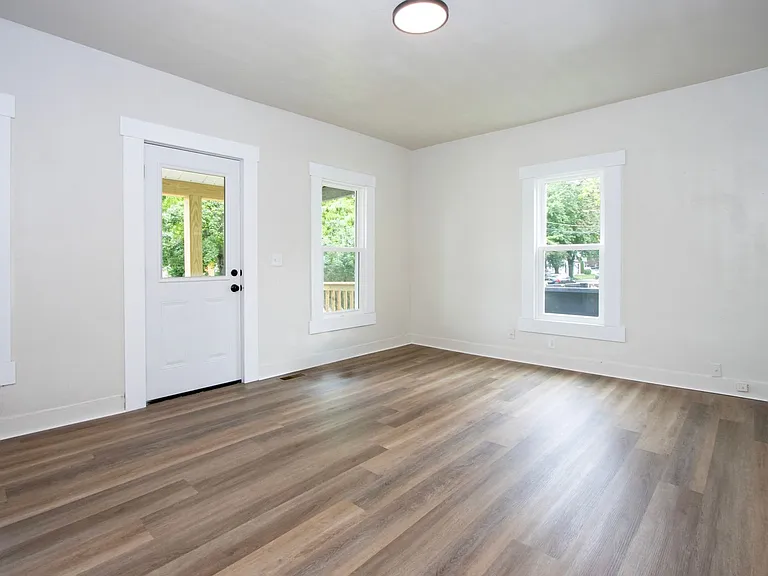 217 Hall St — Photo 2