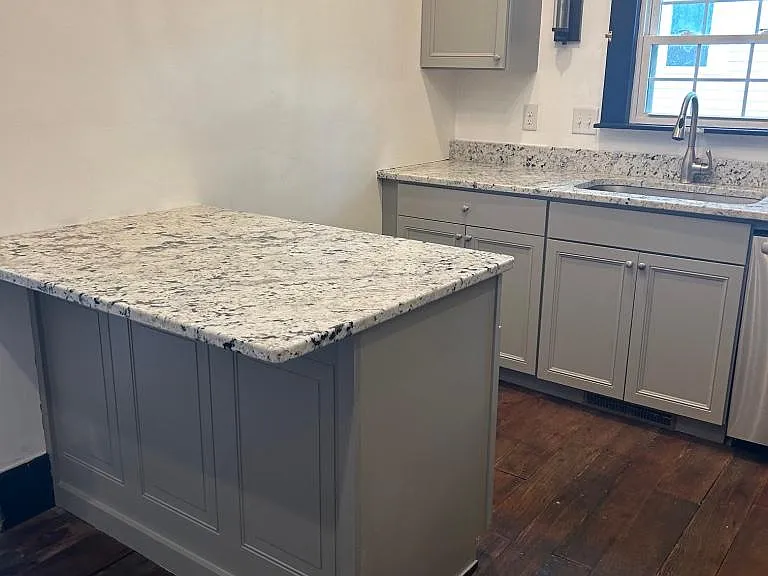 214 E Warren St — Photo 6