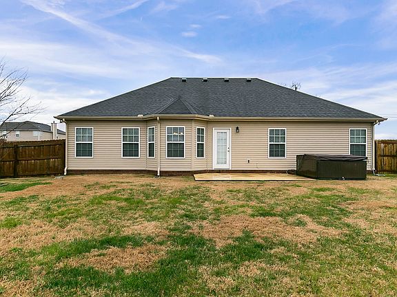 5th image of 905 Laramie Ct