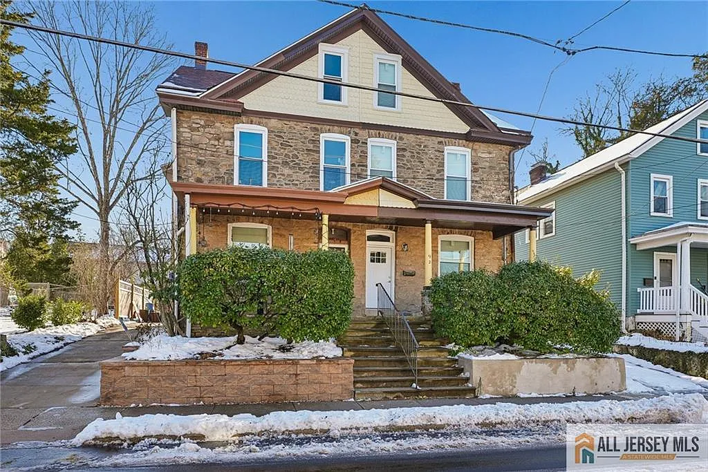 92 Leigh Ave photo 1