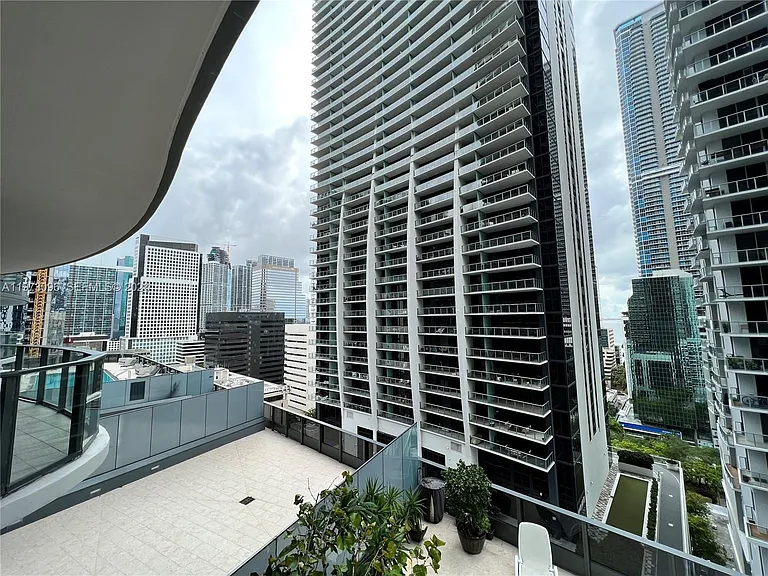 1000 Brickell Plz — Photo 18