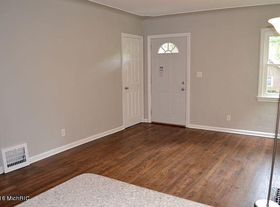4th image of 1240 Dickinson St SE