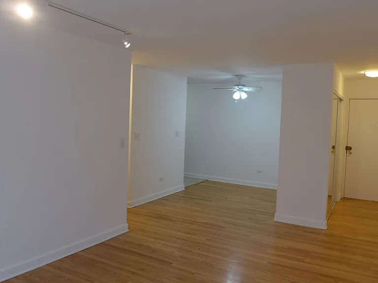 Foster Beach Apartments — Photo 30