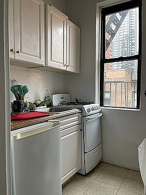 2nd image of 311 E 90th St APT 5C