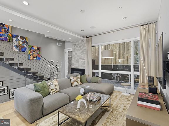 4th image of 204 Laurel St #5