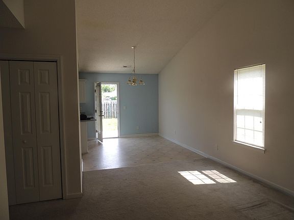 3rd image of 609 Tisbury Ln