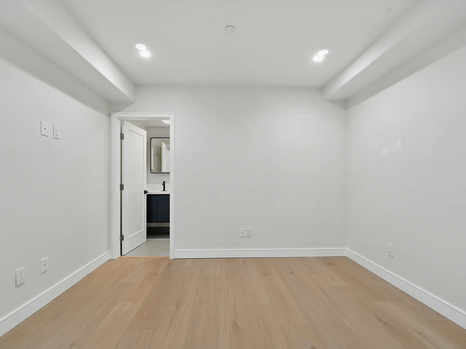 8234 1/2 Blackburn Ave — Photo 3