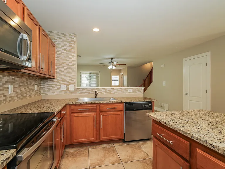 1146 E Hampton Ln — Photo 8
