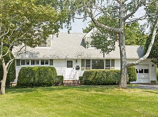 251 Secatogue Ln, West Islip, NY