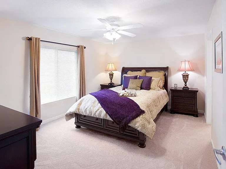 Large Main Bedroom with En-suite Bathroom & Closet