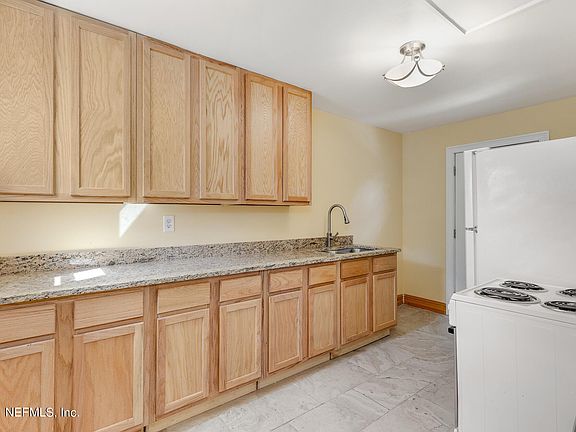 5th image of 3722 Ionia St