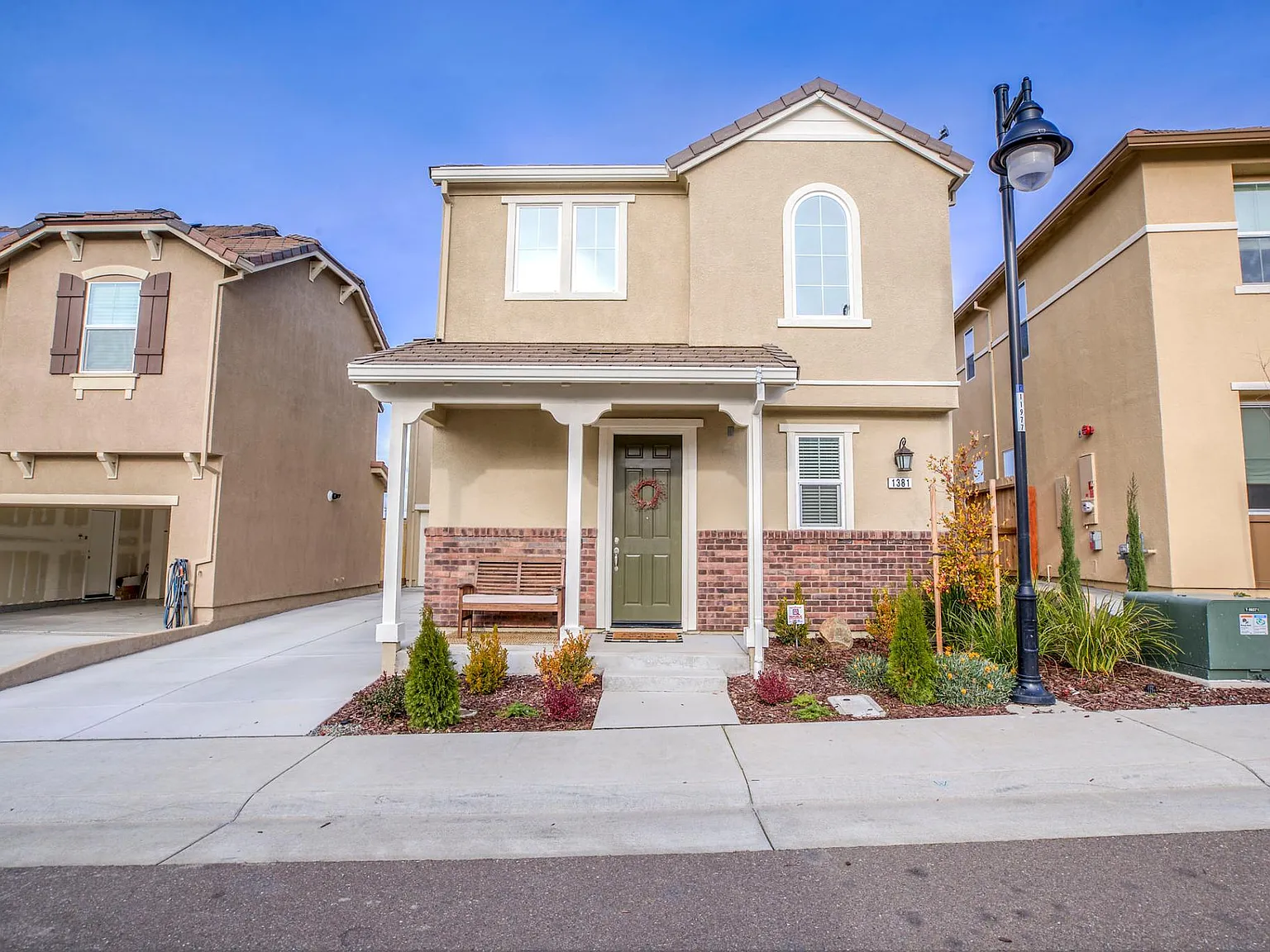 1381 Larkspur Dr — Photo 1