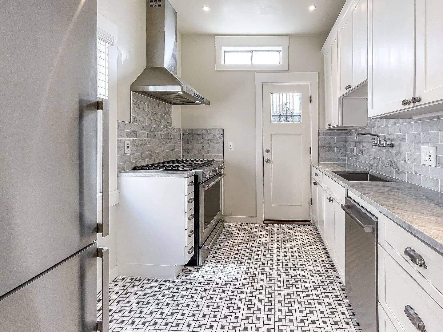 Gorgeous top floor with great light, steps from Lake Merritt!! — Photo 4