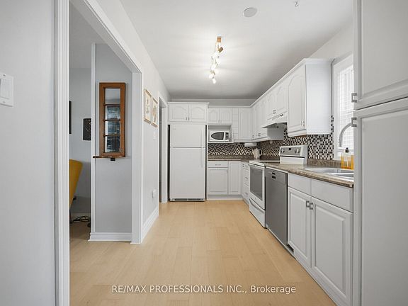 5th image of 8 Smith Cres